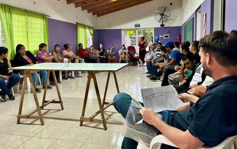 Buteler sigue reuniéndose con vecinos. Ahora lo hizo con los del barrio María Elvira. 