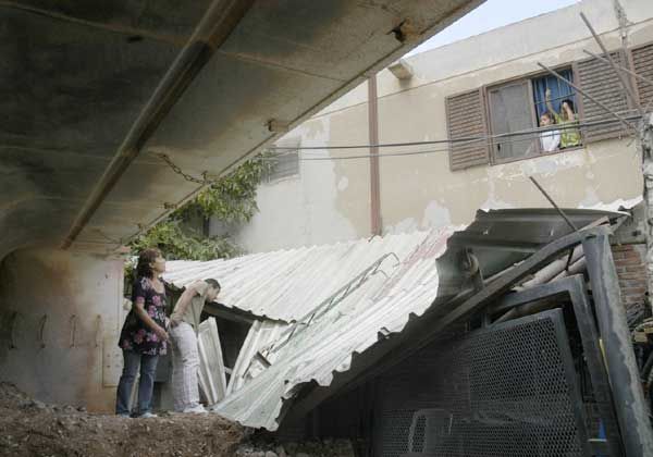 Un camión volcó y casi provoca una tragedia