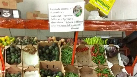 Bronca en Oro por un cartel machista en una verdulería de Fernández Oro
