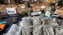 prefectura realizo un triple allanamiento por drogas: dos detenidos