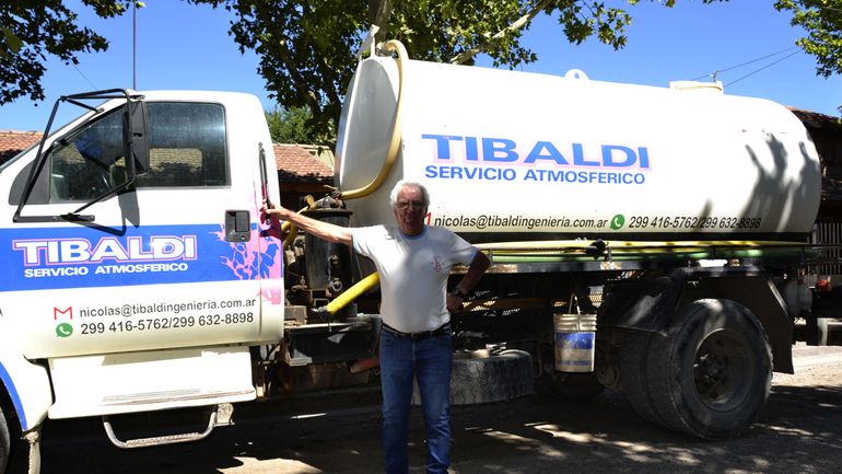 Richi Tibaldi, antes de subirse al camión para ir a destapar tres pozos.
