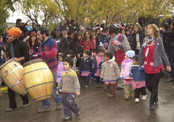 Una multitud en festejos de Allen
