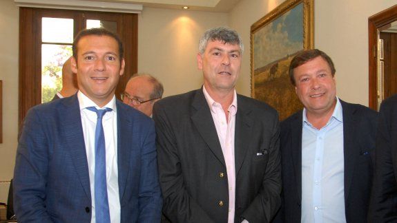 Gutiérrez, Buryaile y Weretilneck después de la reunión que mantuvieron en Buenos Aires por la fruticultura.