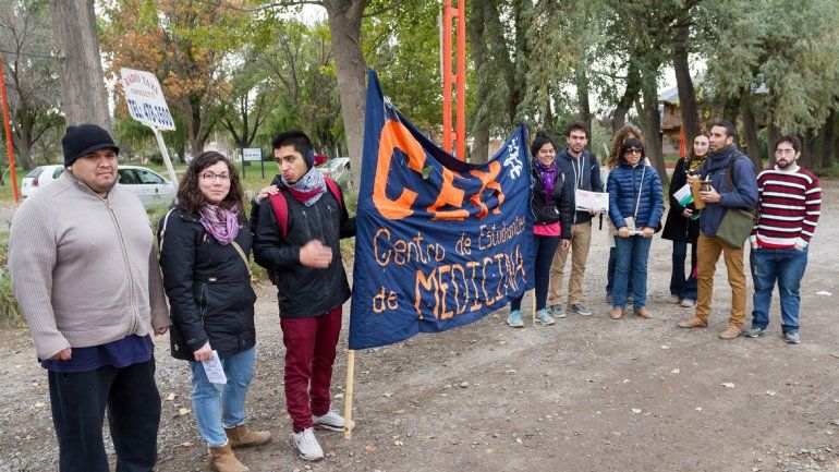Estudiantes de Medicina de la UNCo protestaron ayer en los accesos al barrio Los Tordos por la finalización del edificio.