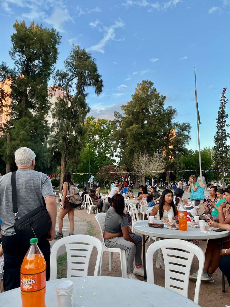 La cena navideña solidaria tuvo una gran convocatoria de personas que asistieron a celebrar.&nbsp;