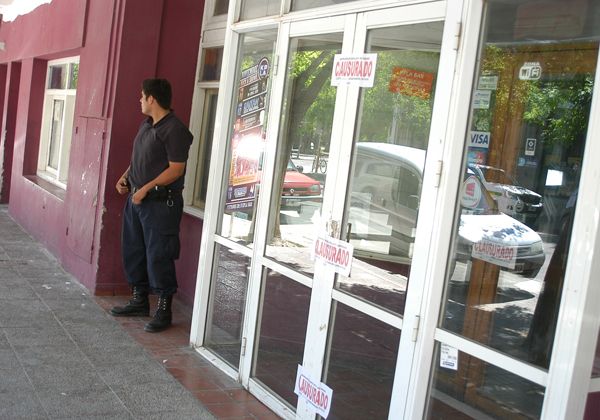 Inspectores municipales clausuraron un bar por reiterados incidentes