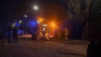 Tres dotaciones de bomberos trabajaron en el incendio del barrio 10 de Febrero.
