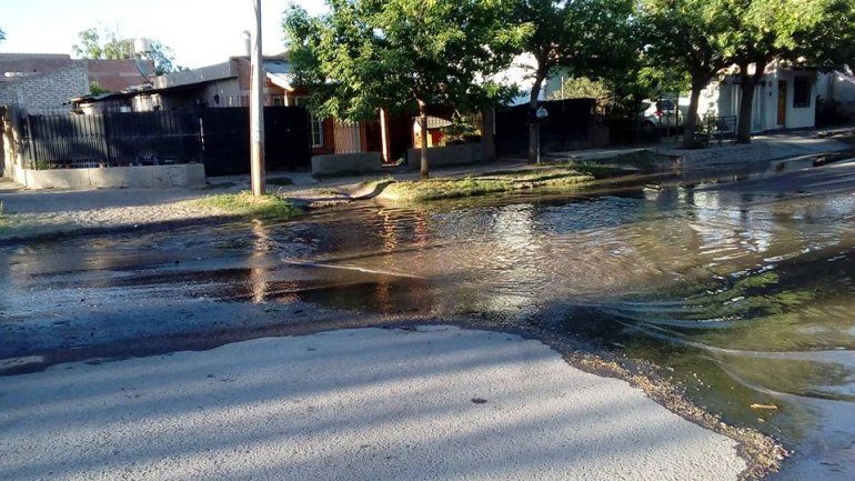 Los vecinos del barrio Luis Piedrabuena amanecieron con río frente a sus casas