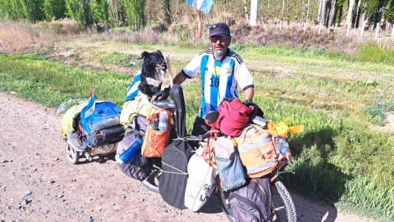 Mario y Sambita, a un costado de la ruta 151 este sábado. Foto FM Seny de Cinco Saltos.