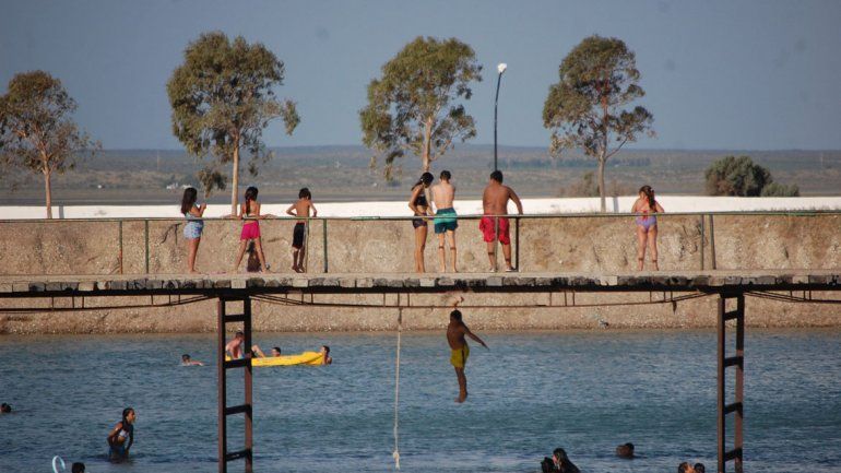 El lago artificial fue construido por el municipio de San Antonio Oeste.