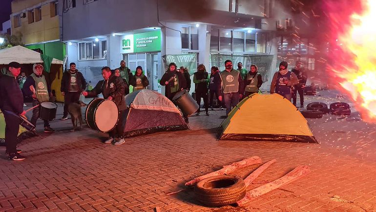 El gremio ATE acampa en Viedma para adelantar los aumentos
