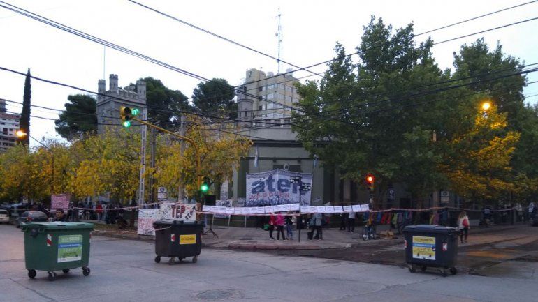 Docentes neuquinos bloquea calles en el centro y complican el tránsito