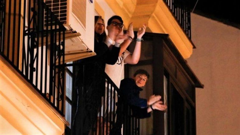 Convocan a un aplausazo masivo en apoyo al personal sanitario