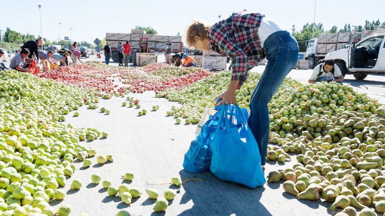 Otra vez los chacareros tiraron frutas. En esta oportunidad fue en la zona del ex peaje entre Cipolletti y Neuquén.