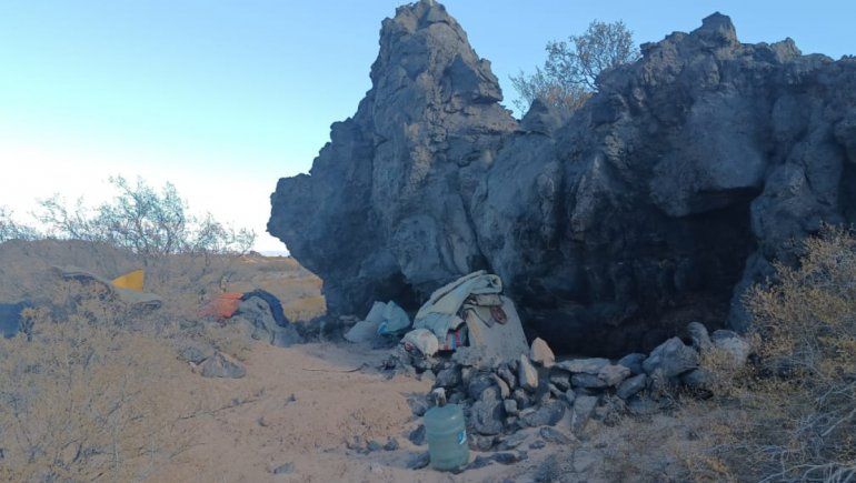 La familia que pasa las noches en una cueva por la crecida del río