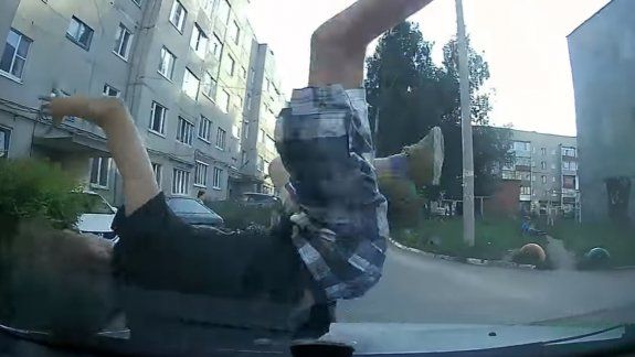 Lo cegó el sol y atropelló a un nene que andaba en bici