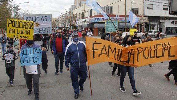 La Policía marchó en Cipolletti por mejores salarios