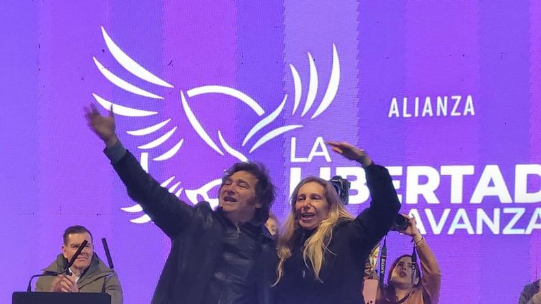 El presidente Javier Milei y su hermana Karina, en el acto de cierre de campaña en Moreno.