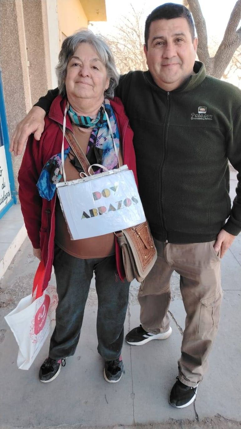 ¡Venga ese abrazo! La vecina cipoleña junto a Miguel.