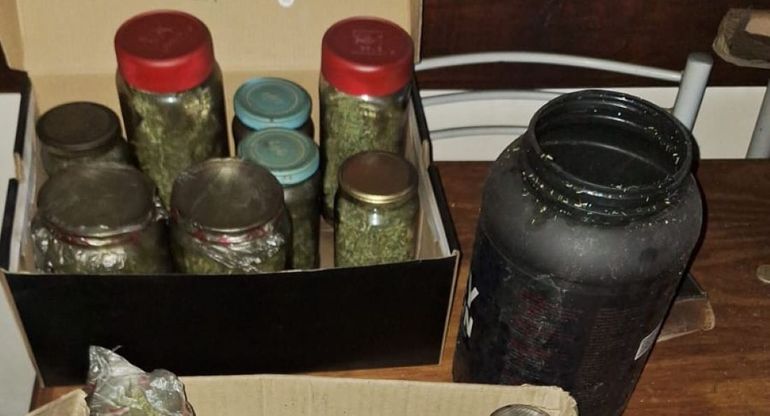 Varios frascos con casi medio kilo de marihuana y una planta de la misma especie encontraron bomberos en una casa que se incendiaba en Viedma. 