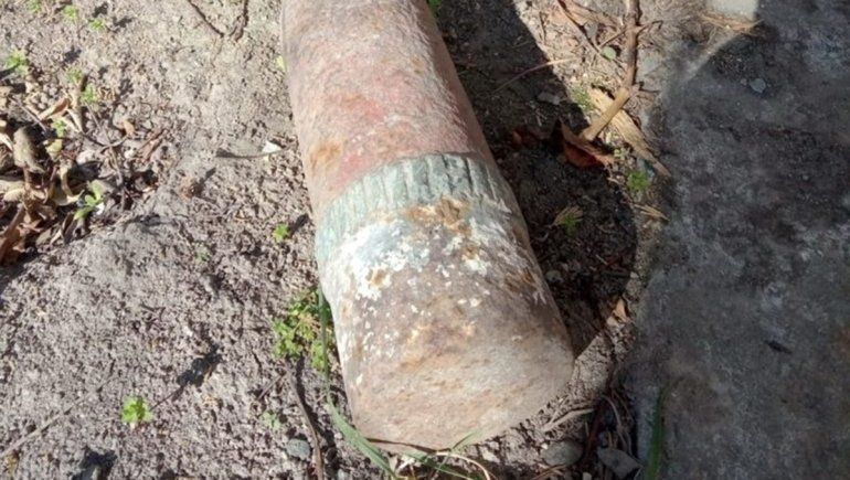 Susto en Viedma: encontraron un proyectil de artillería en el patio de una casa