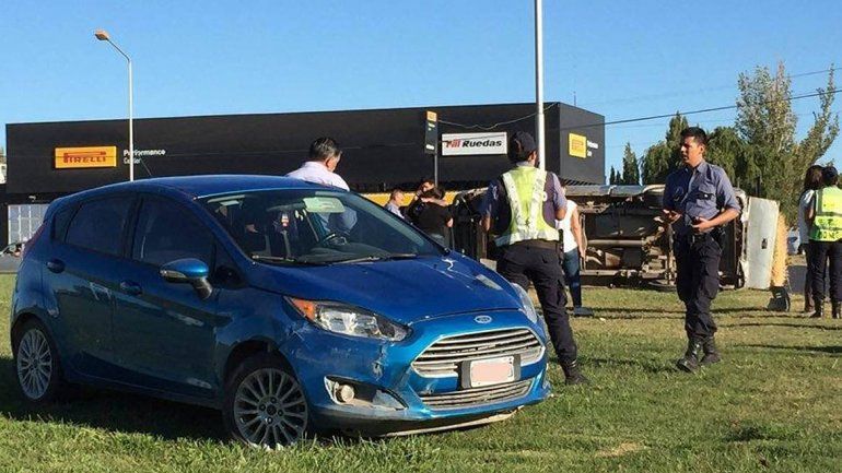 Choque y vuelco en plena rotonda de Rutas 22 y 151