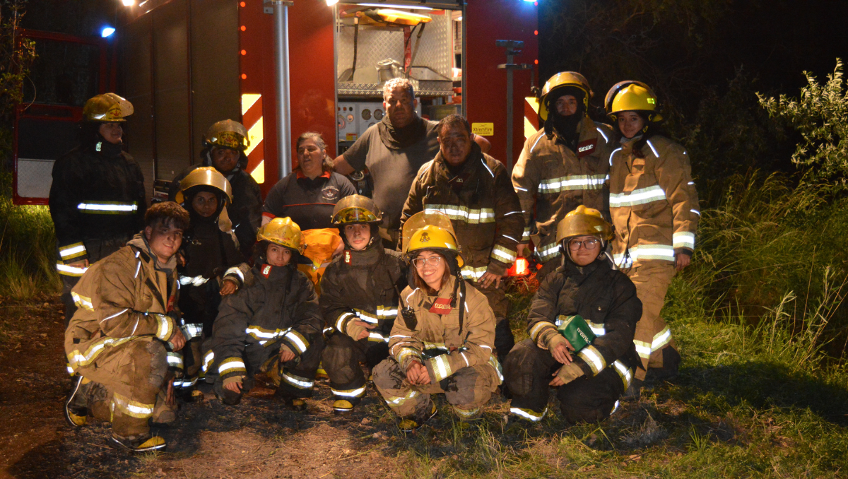 Una histórica imagen de los Bomberos de Oro. Con otras caras, el reclamo se mantiene. Y la Muni contesta.