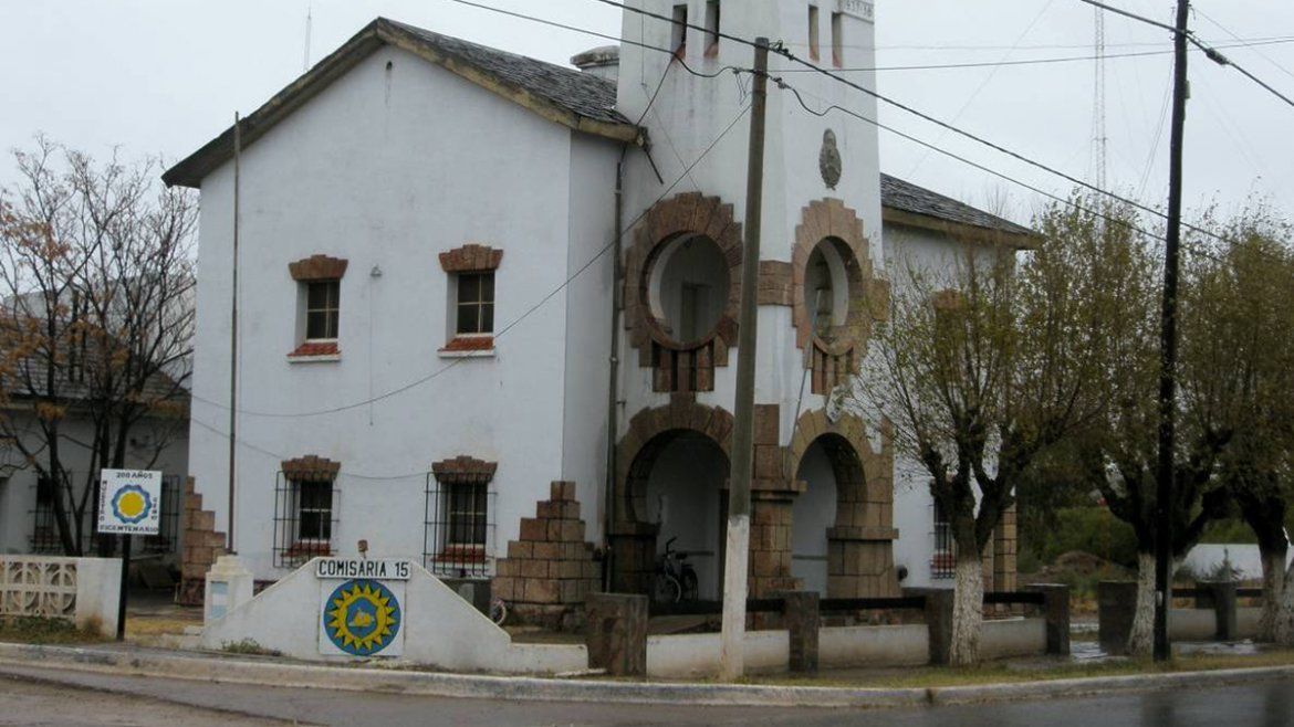 Personal de la Comisaría 15º de Valcheta participó en el operativo de detención junto a efectivos del COER, en el que el hombre buscado se suicidó. | LMCipolletti.com Personal de la Comisaría 15º de Valcheta participó en el operativo de detención junto a efectivos del COER, en el que el hombre buscado se suicidó.