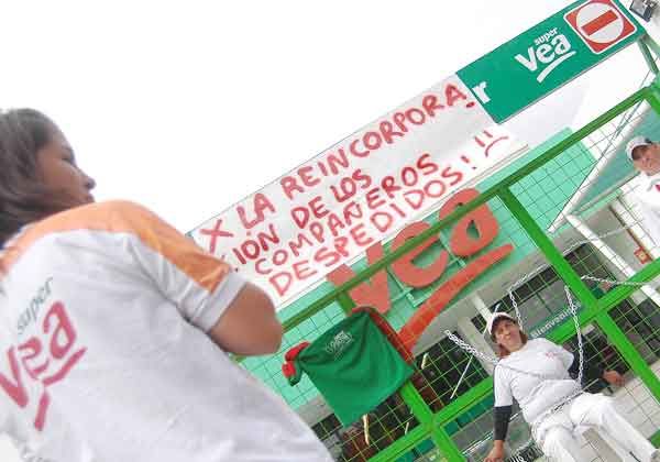 Despidos y empleados encadenados por el conflicto en el supermercado Vea