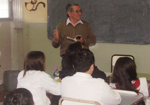Escritores locales difunden la lectura en las escuelas
