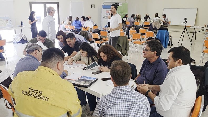 Segunda edición del Encuentro Ganadero en Río Colorado: 60 productores debaten 7 horas sobre manejo y pastizales.