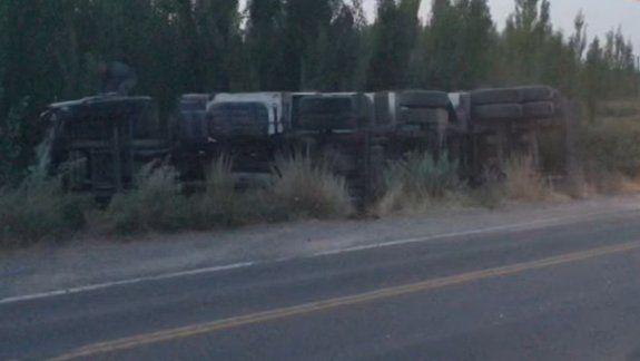 Ruta 22: perdió el control del camión y volcó sobre la banquina