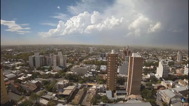 Por la tarde la temperatura subir&aacute; a los 23&ordm;C y los vientos del oeste llegar&aacute;n con r&aacute;fagas entre 30 y 71 kil&oacute;metros por hora.