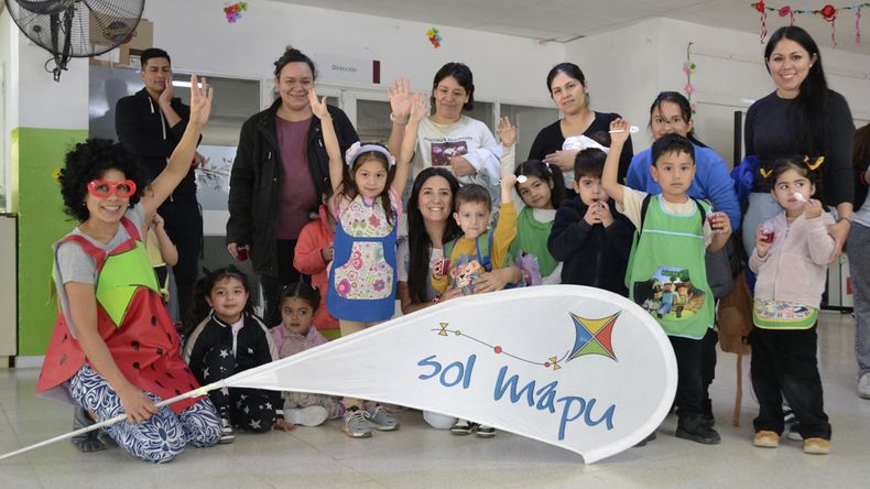 Los nenes con las seños, los padres y profesionales de Sol Mapu. Hermosa jornada.