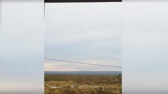 Misterio: ¿Captaron una formación de ovnis sobre la playa?