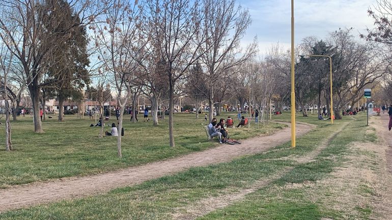 La tarde y el buen clima colmaron de gente plazas y parques