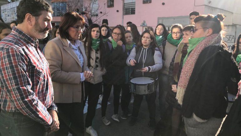 Quieren que en las escuelas se discuta sobre el aborto legal