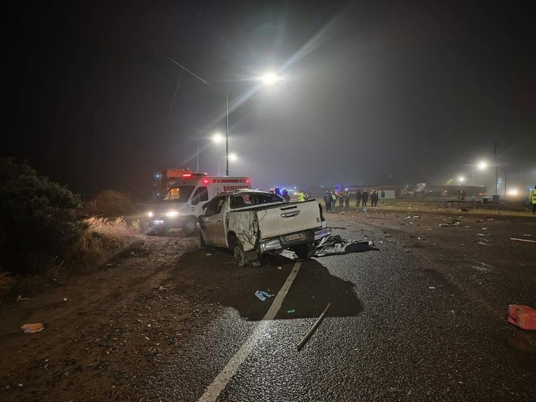 El conductor de la Toyota falleció en el acto, mientras que el otro ocupante fue trasladado al hospital de Catriel. El conductor de la Toyota falleció en el acto, mientras que el otro ocupante fue trasladado al hospital de Catriel.