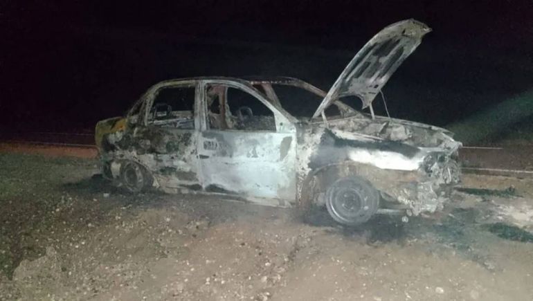 Así quedó el auto que se incendió en la ruta 22 por una falla en el estéreo.