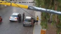 El momento del operativo en que se produjeron las detenciones de los sospechosos. Uno de ellos portaba un arma de fuego. 