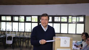 El Gobernador de Río Negro emitió su voto en la ESRN N°35 de Cipolletti.  El Gobernador de Río Negro emitió su voto en la ESRN N°35 de Cipolletti.