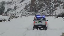 Un imponente operativo se desplegó en una zona rural de Río Negro para asistir a una mujer incomunicada por el temporal de nieve. Un imponente operativo se desplegó en una zona rural de Río Negro para asistir a una mujer incomunicada por el temporal de nieve.