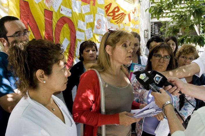 Integrantes de la comunidad educativa de la Escuela Laboral 4 de Cipolletti mantuvieron un encuentro hoy con la prensa. 