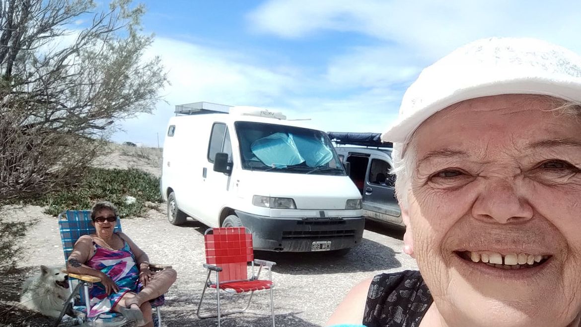 Alicia en primer plano, Clara más atrás y los Motorhome de ambas: una Ducato y una Kangoo. | LMCipolletti.com Alicia en primer plano, Clara más atrás y los Motorhome de ambas: una Ducato y una Kangoo.