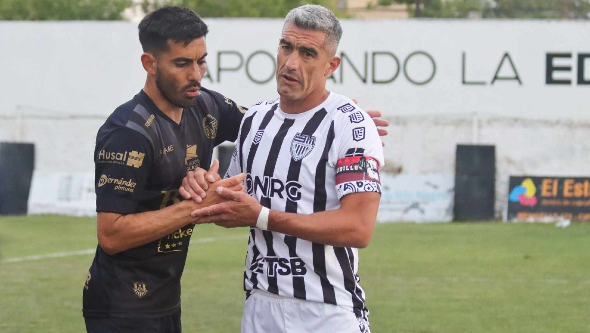 Manolo Berra se saluda con uno de los jugadores de Olimpo luego de terminado el partido. Fotos: Anahí Cárdena&nbsp;