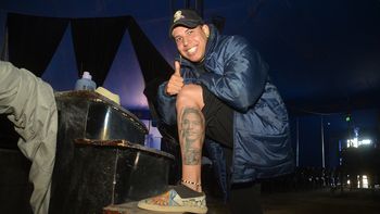 Neto muestra el tatuaje que se hizo para recordar a su querido hermano. Foto Antonio Spagnuolo.