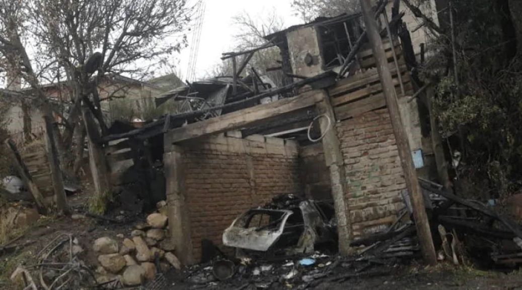 El fuego se inició en un vehículo y se propagó al resto de la vivienda. La rapidez del fuego llamó la atención. Investigan si fue un atentado.&nbsp;