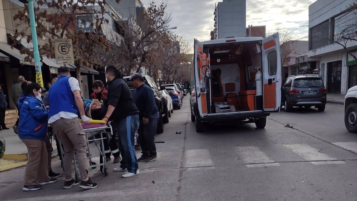 En pleno centro, una moto y una camioneta chocaron de frente.