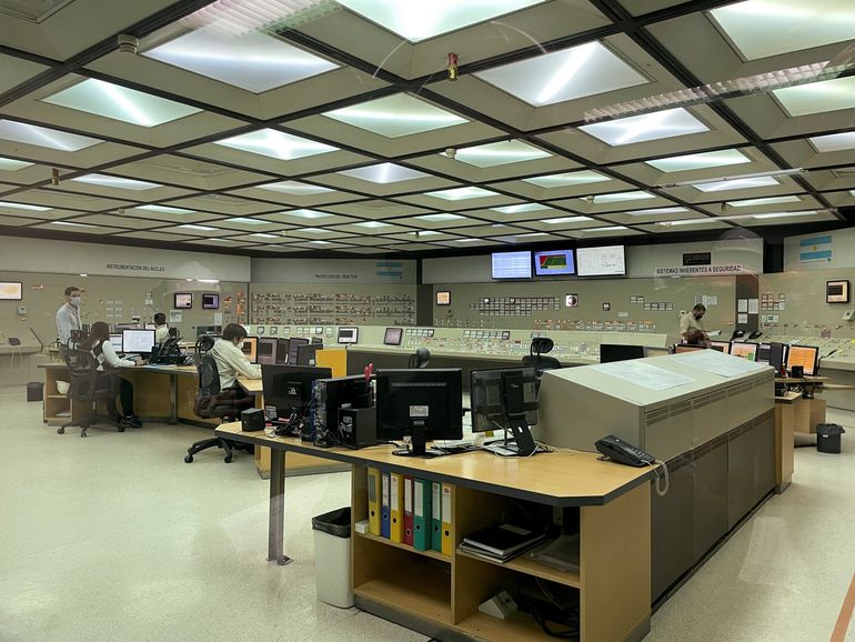 Operarios y técnicos trabajan en la sala de control principal de la central nuclear Atucha II