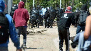 corridas, balas de goma y tension por el desalojo de tomas en barrio confluencia